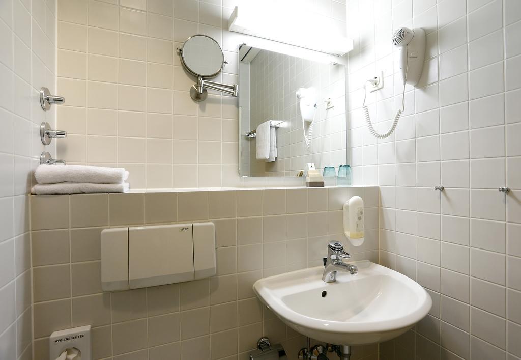 Tagungs- Und Bildungszentrum Steinbach/Taunus Steinbach im Taunus Kamer foto